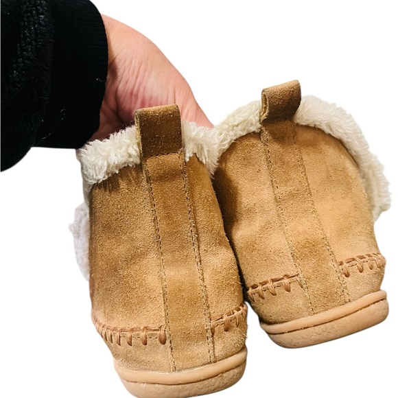 Minnetonka Tan and Cream Shearling Slippers size 9 - Picture 4 of 8